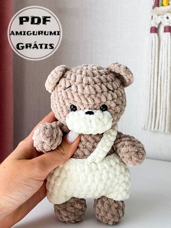 Urso amigurumi de pelúcia com calças